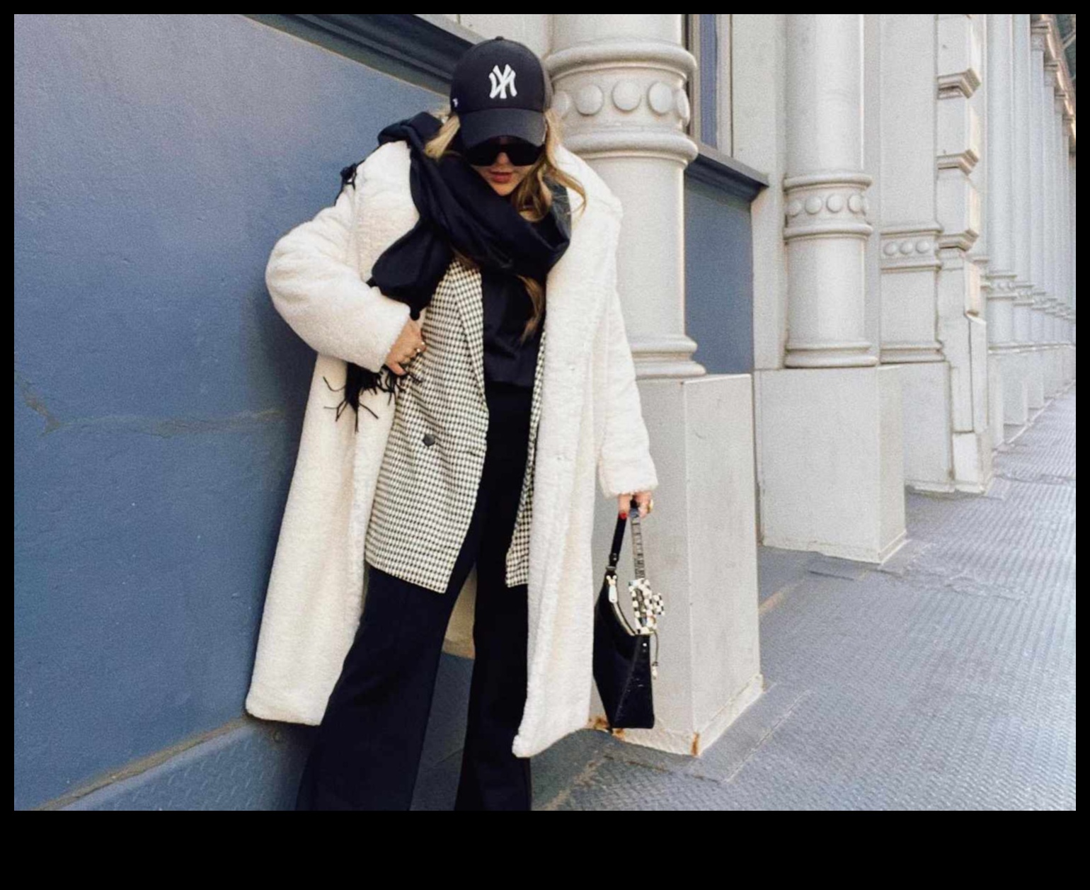 Ωραίος χειμώνας: παιχνιδιάρικα στοιχεία στη μόδα για κρύο καιρό