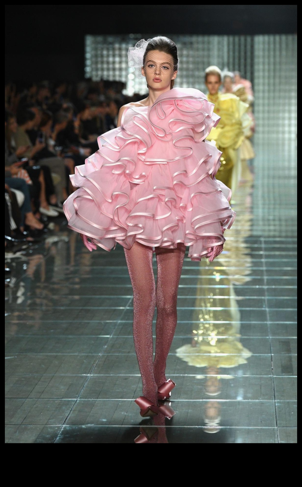 Επαναστατικά βολάν: Προσθέτοντας δράμα στις σιλουέτες μόδας