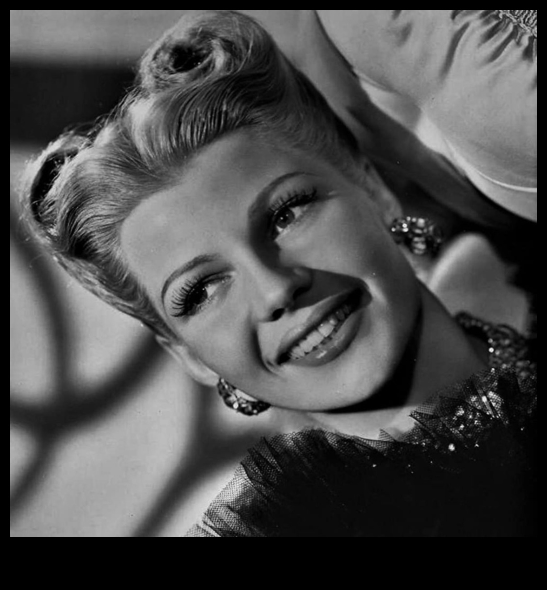 Η εξέλιξη των χτενισμάτων διασημοτήτων κατά τη διάρκεια των δεκαετιών