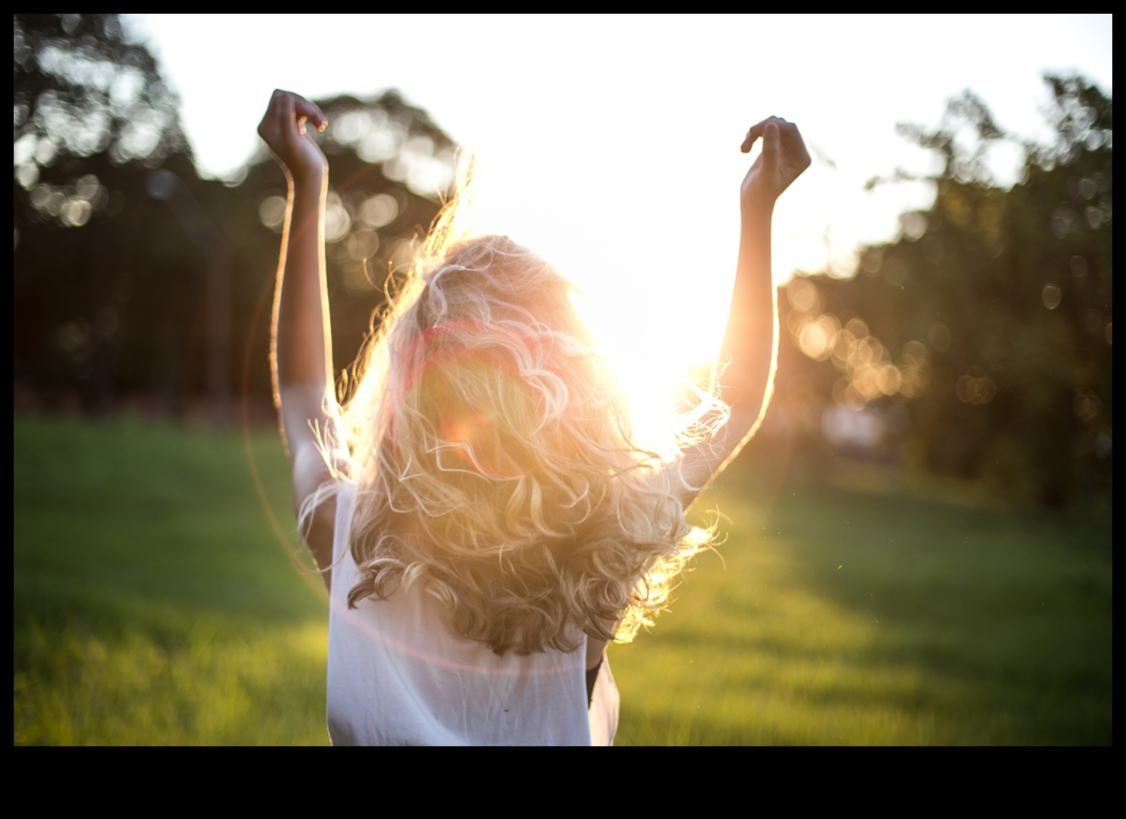Ξανθά μαλλιά, υγιείς ρίζες Ένας οδηγός για τη θρέψη του τριχωτού της κεφαλής σας για λαμπερές κλειδαριές 3 Ξανθά μαλλιά, υγιείς ρίζες: Θρέφοντας το τριχωτό της κεφαλής σας για λαμπερές κλειδαριές
