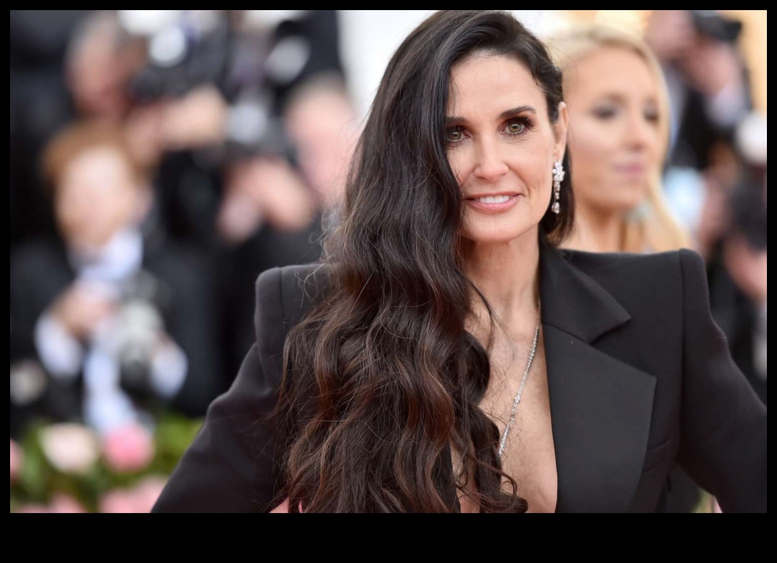 Long Hair Legends: Iconic Styles που αντέχουν στη δοκιμασία του χρόνου