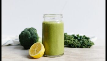 Φυλλώδης πολυτέλεια: Ανυψώστε τον ουρανίσκο σας με πράσινα smoothies κατάλληλα για δικαιώματα